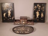 trois œuvres d'art posées sur une table
