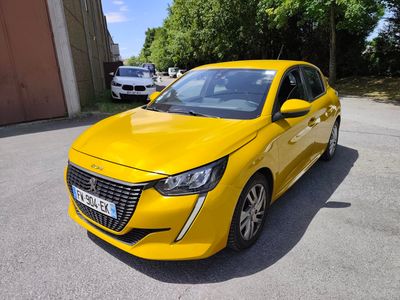 La voiture jaune est garée sur le bord de la route.
