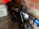 une moto garée devant un mur de briques