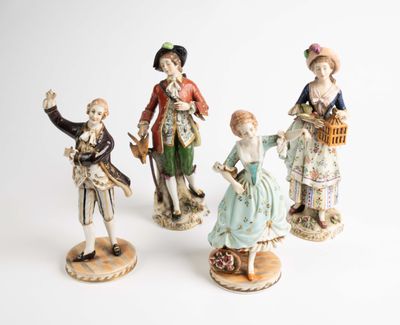 trois figurines représentant des personnes vêtues de tenues de styles différents