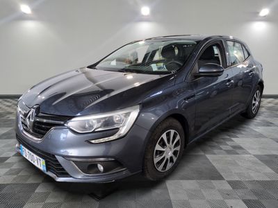 la voiture grise est garée sur le sol en damier d'un garage