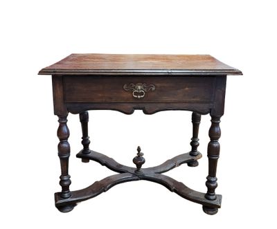 TABLE en noyer à plateau mouluré à bec de corbin, ouvre par …