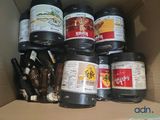 de nombreux bocaux de conserve dans une boîte posée sur l'étagère