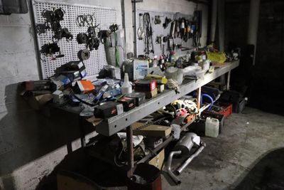 un établi sur lequel sont posés de nombreux outils, dans un garage