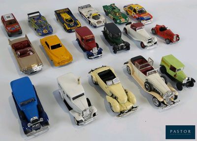 un grand nombre de petites voitures posées sur une table