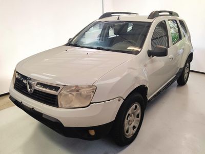 une photo d'un 4x4 blanc garé dans un garage