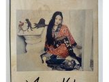 une photo d'une femme assise par terre