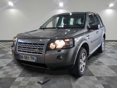 une photo d'une Land Rover argentée garée dans un garage