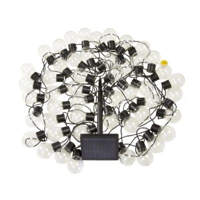 une guirlande lumineuse à énergie solaire sur fond blanc