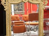 un miroir posé sur une table à côté d'une horloge