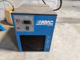 a blue machine that is sitting on the ground