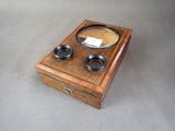 une petite boîte en bois contenant une loupe