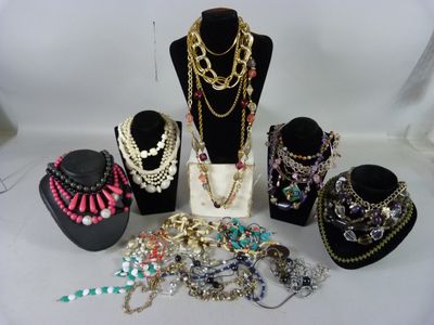 de nombreux colliers et bracelets exposés sur une table