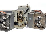Trois types de machines différents sont représentés sur une surface blanche