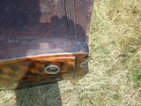 une commode en bois posée dans l'herbe