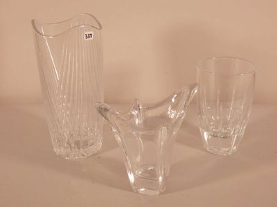 deux vases et un verre sur la table
