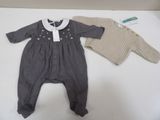 deux vêtements pour bébé posés sur une table