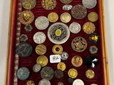 une vitrine contenant de nombreuses pièces de monnaie