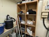 une pièce dans laquelle se trouve une étagère sur laquelle sont posés de nombreux objets