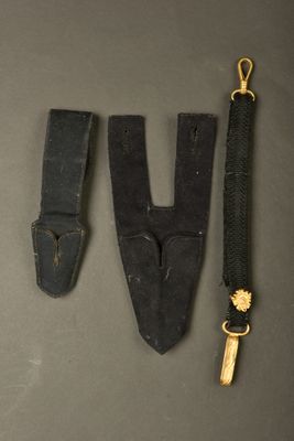 une image représentant une paire de ciseaux et un couteau posés sur une table