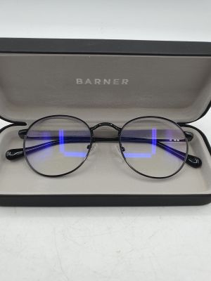 un gros plan sur une paire de lunettes dans un étui
