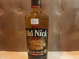une photo d'une bouteille de whisky « Old Nick » posée sur une table