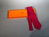 cravate violette avec un carré orange sur fond gris et fond blanc