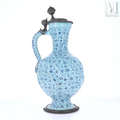 un vase bleu surmonté d'un oiseau