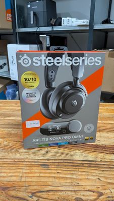une photo d'une boîte de casques SteelSeries posée sur une table
