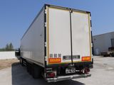 un camion blanc garé dans un parking