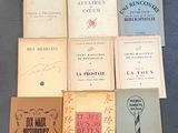 plusieurs livres sont empilés sur une table