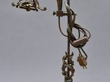 une lampe en bronze surmontée d'un oiseau, posée sur un socle