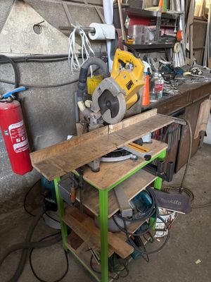 un établi avec des outils dans un garage