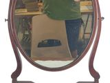 un homme se prenant en photo dans un miroir