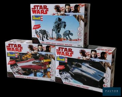 Trois figurines « Star Wars » sont présentées dans une boîte