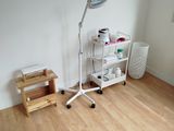 une pièce dans laquelle se trouvent une lampe, une étagère et une chaise