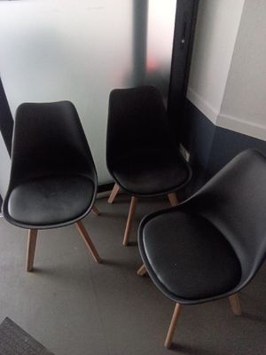 trois chaises assises l'une à côté de l'autre dans une pièce