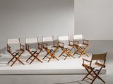 un groupe de chaises posées sur un sol blanc