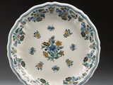 l'image d'une assiette bleue et blanche ornée de fleurs