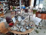 une pièce où la table est couverte d'assiettes et de plats