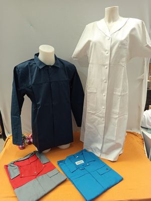 deux chemises posées sur une table à côté d'un mannequin