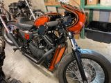 de nombreuses motos garées dans un garage
