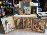 beaucoup de tableaux posés par terre