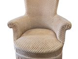 une chaise rembourrée avec des franges sur les pieds
