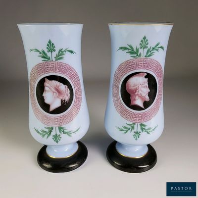 une paire de vases sur lesquels figurent les portraits d'un homme et d'une femme