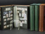 un livre sur lequel il y a beaucoup de timbres