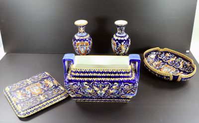 un ensemble de salle de bains bleu et or posé sur une table noire