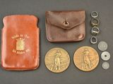 un étui en cuir contenant des pièces de monnaie, avec un porte-clés à côté