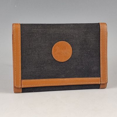 portefeuille orné d'un motif noir et marron sur le devant