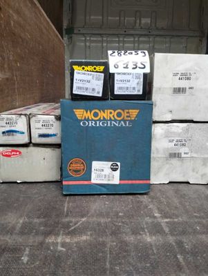 Des cartons d'huile moteur sont empilés les uns sur les autres dans un entrepôt